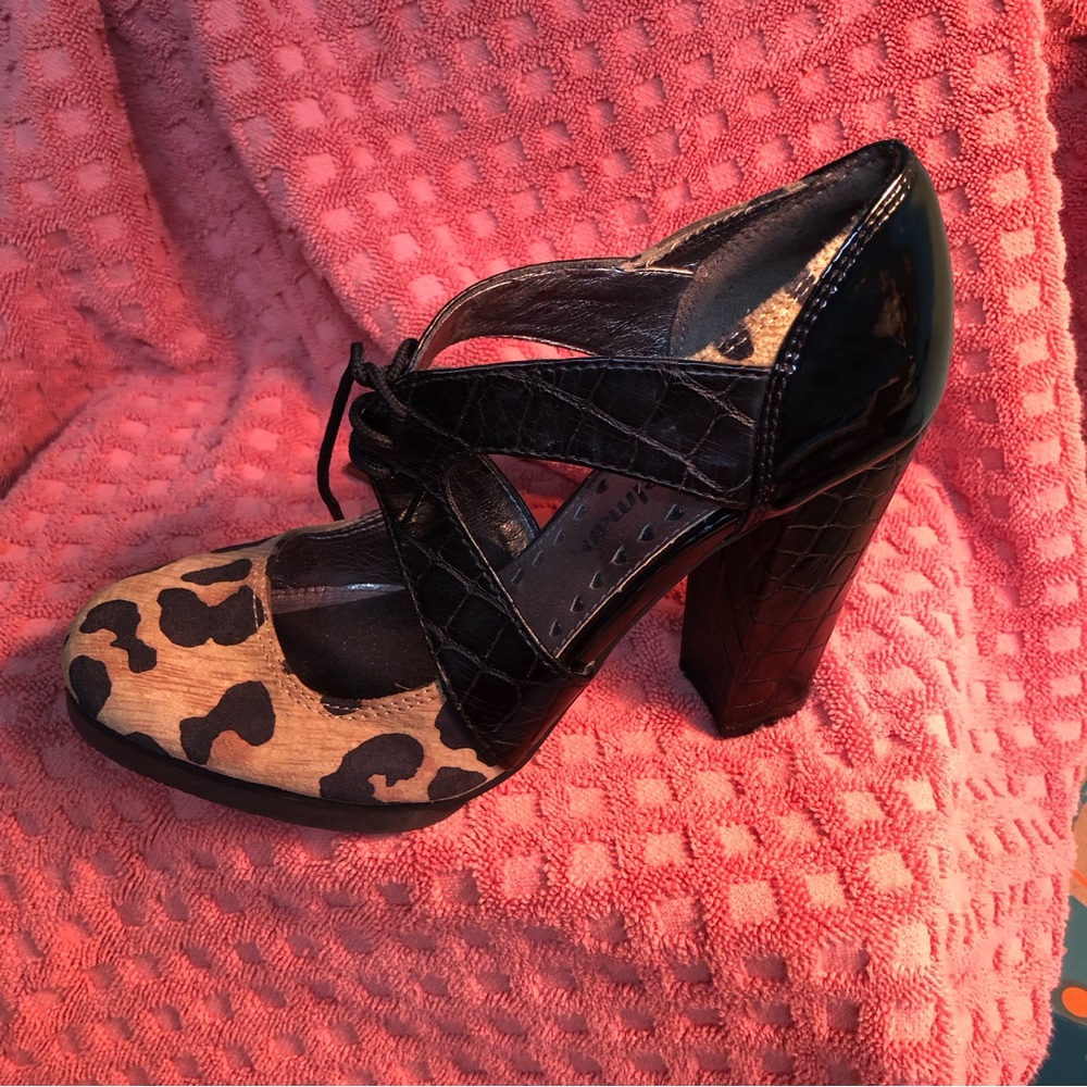 Shoe - Picture 3 of 4